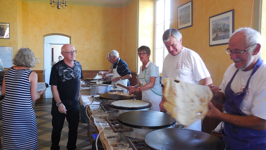 Les bénévoles du coin café crêpes pardon de Saint-Michel (7)