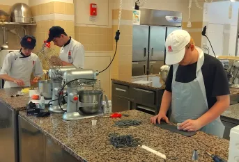 Préparation des détails de la robe