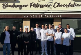 Equipe devant la boutique