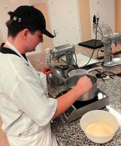 Soari s'entraine pour le concours du meilleur flan