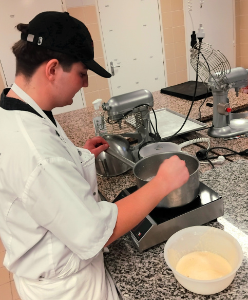 Soari s'entraine pour le concours du meilleur flan