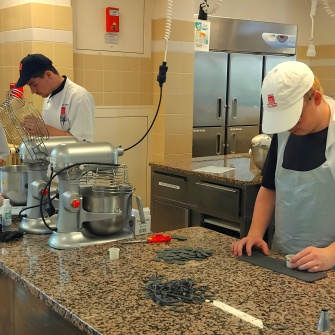 Préparation des détails de la robe