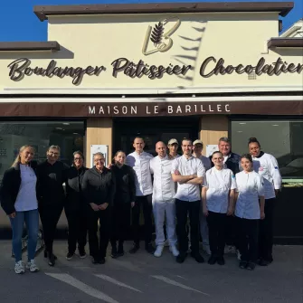 Equipe devant la boutique