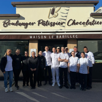 Equipe devant la boutique